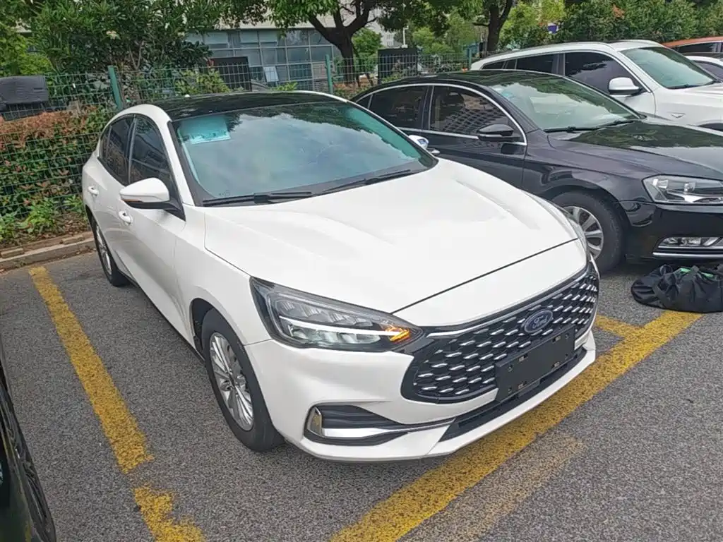 Focus Sedan EcoBoost 180 Auto Sharp Trend