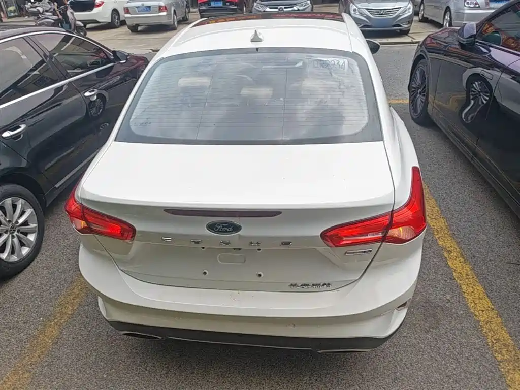 Focus Sedan EcoBoost 180 Auto Sharp Trend
