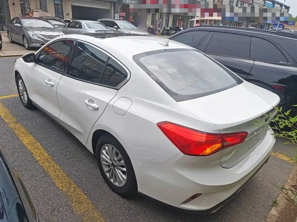Focus Sedan EcoBoost 180 Auto Sharp Trend