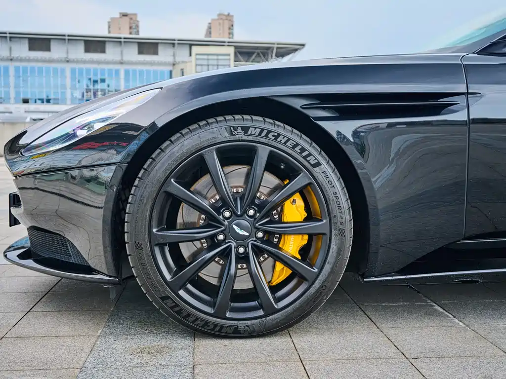 Aston Martin DB11 4.0 T V8 Coupe