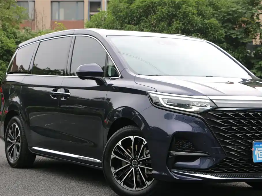 Roewe iMAX8 400 TGI Supreme Series Honored