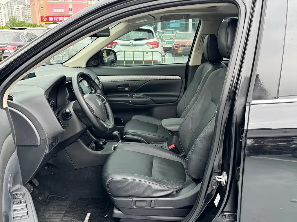 Outlander (Import) 欧蓝德(进口) 2014款 2.4 L 四驱豪华超值版 7座