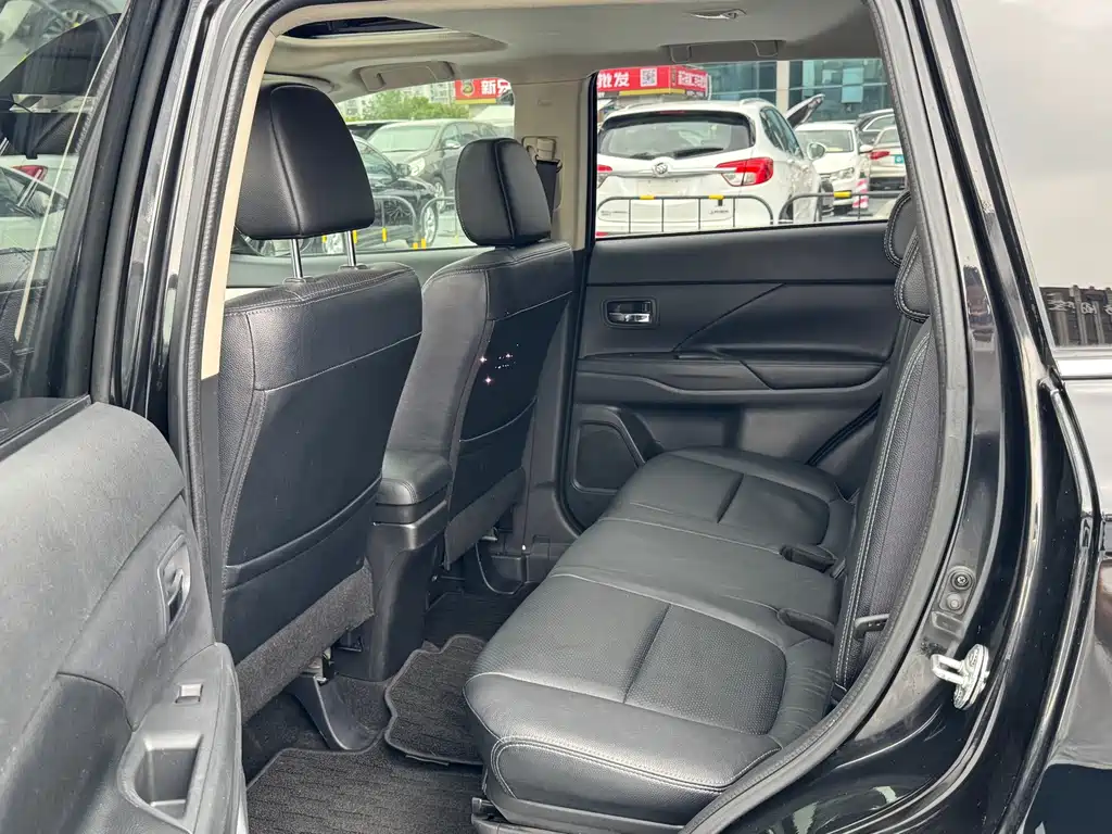 Outlander (Import) 欧蓝德(进口) 2014款 2.4 L 四驱豪华超值版 7座