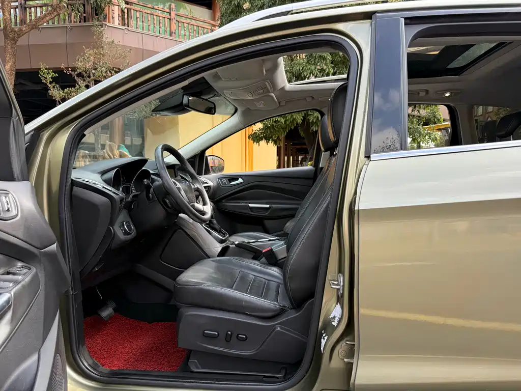 Kuga 2.0 L GTDi 4 WD Distinguished