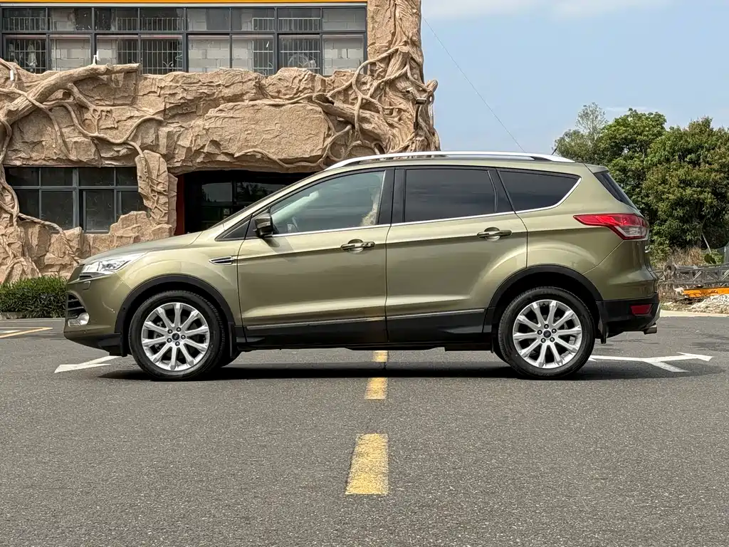 Kuga 2.0 L GTDi 4 WD Distinguished