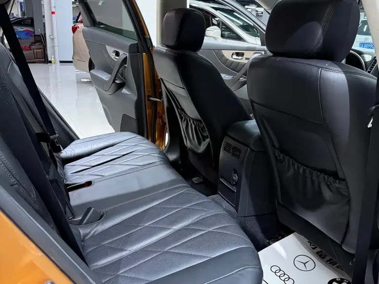 Infiniti QX70 3.7 L Standard