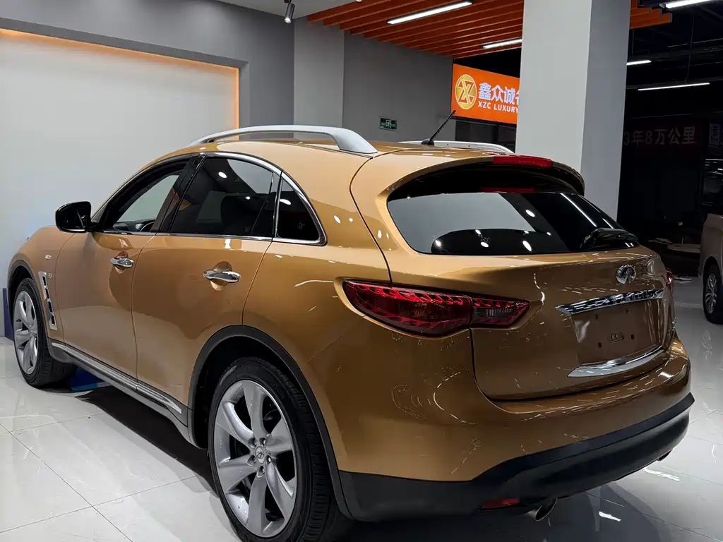 Infiniti QX70 3.7 L Standard