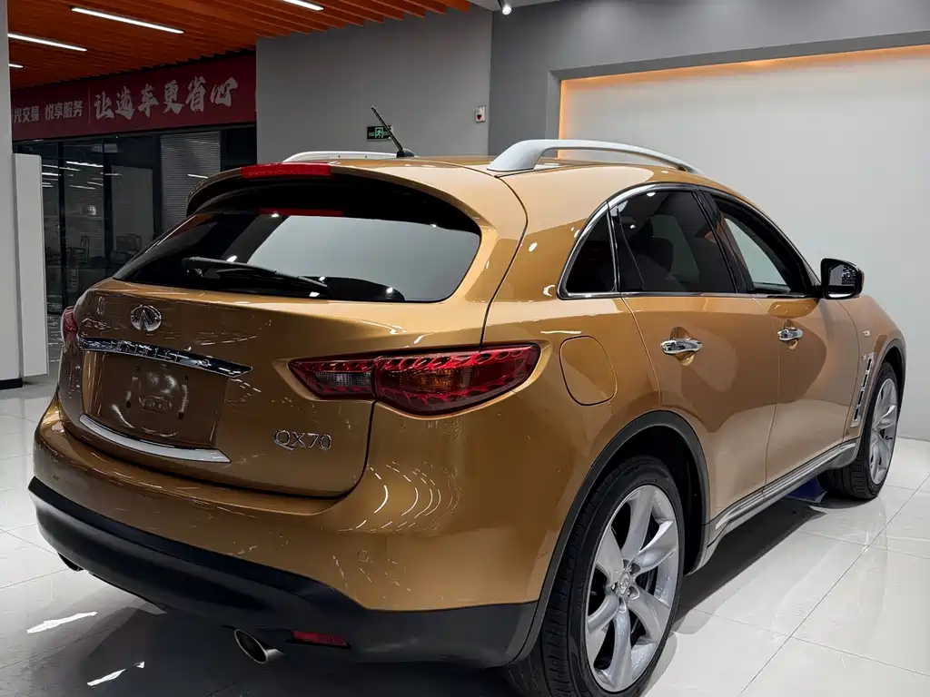 Infiniti QX70 3.7 L Standard