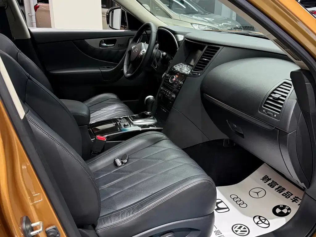 Infiniti QX70 3.7 L Standard