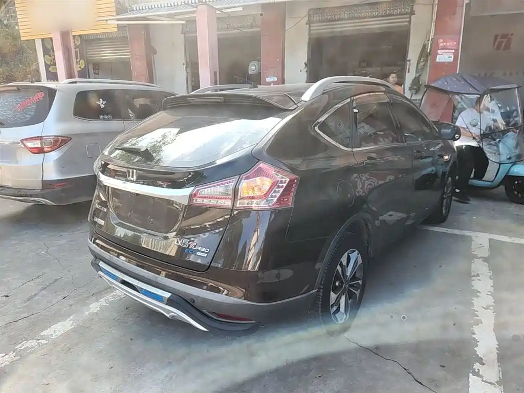 URX 6 SUV 1.8 T Smart Supreme