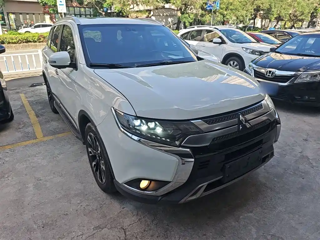 Outlander 2.4 L 4 WD Enjoyment 7-seat CN-VI