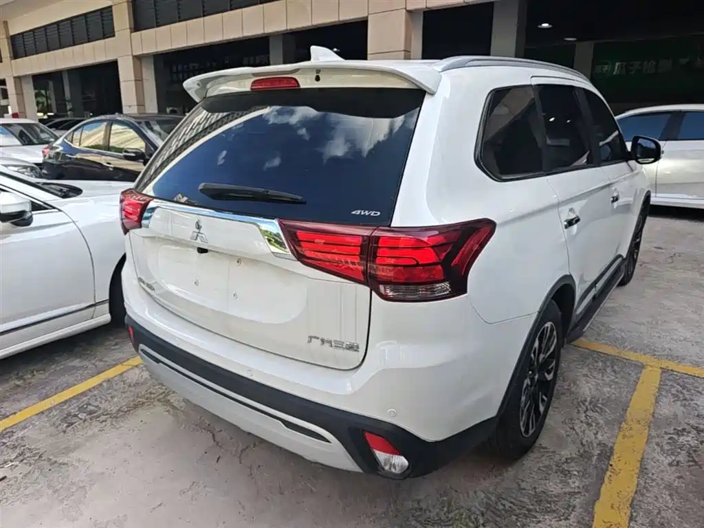 Outlander 2.4 L 4 WD Enjoyment 7-seat CN-VI