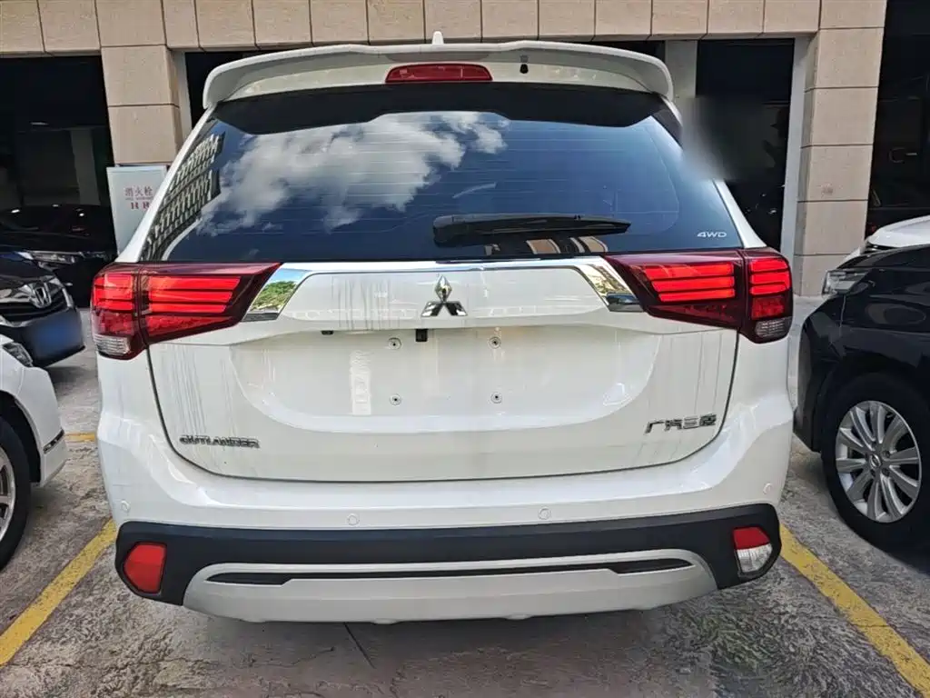 Outlander 2.4 L 4 WD Enjoyment 7-seat CN-VI