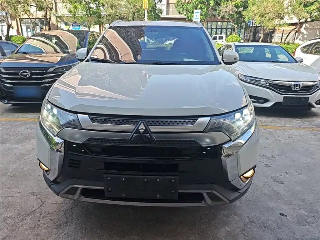 Outlander 2.4 L 4 WD Enjoyment 7-seat CN-VI