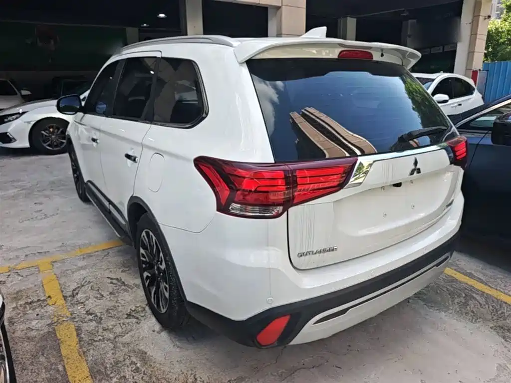 Outlander 2.4 L 4 WD Enjoyment 7-seat CN-VI