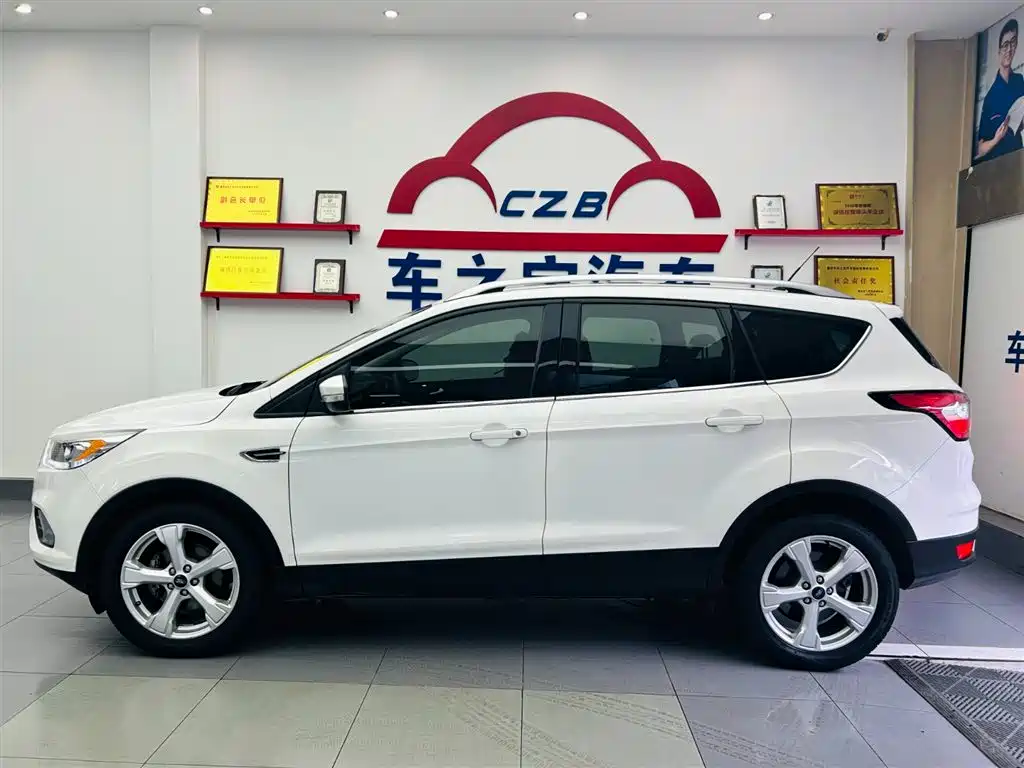 Kuga EcoBoost 180 2 WD Platinum Wing