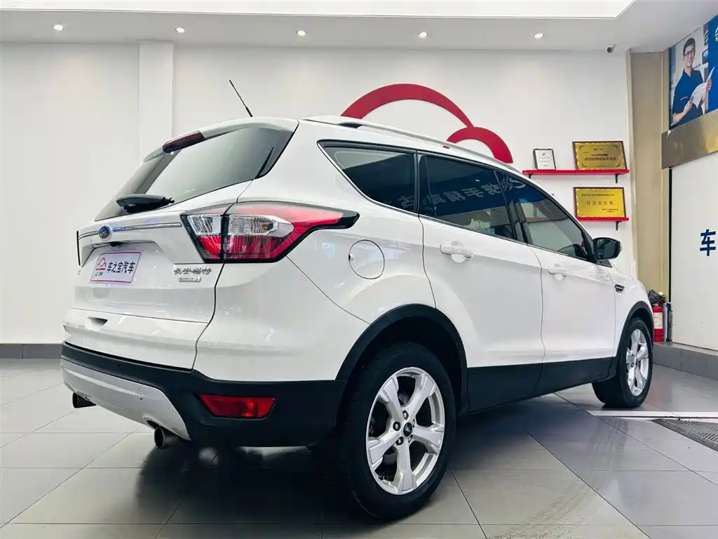 Kuga EcoBoost 180 2 WD Platinum Wing