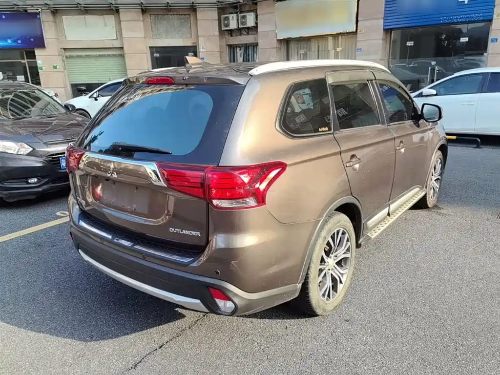 Outlander 2.0 L 2 WD Glory 5-seat