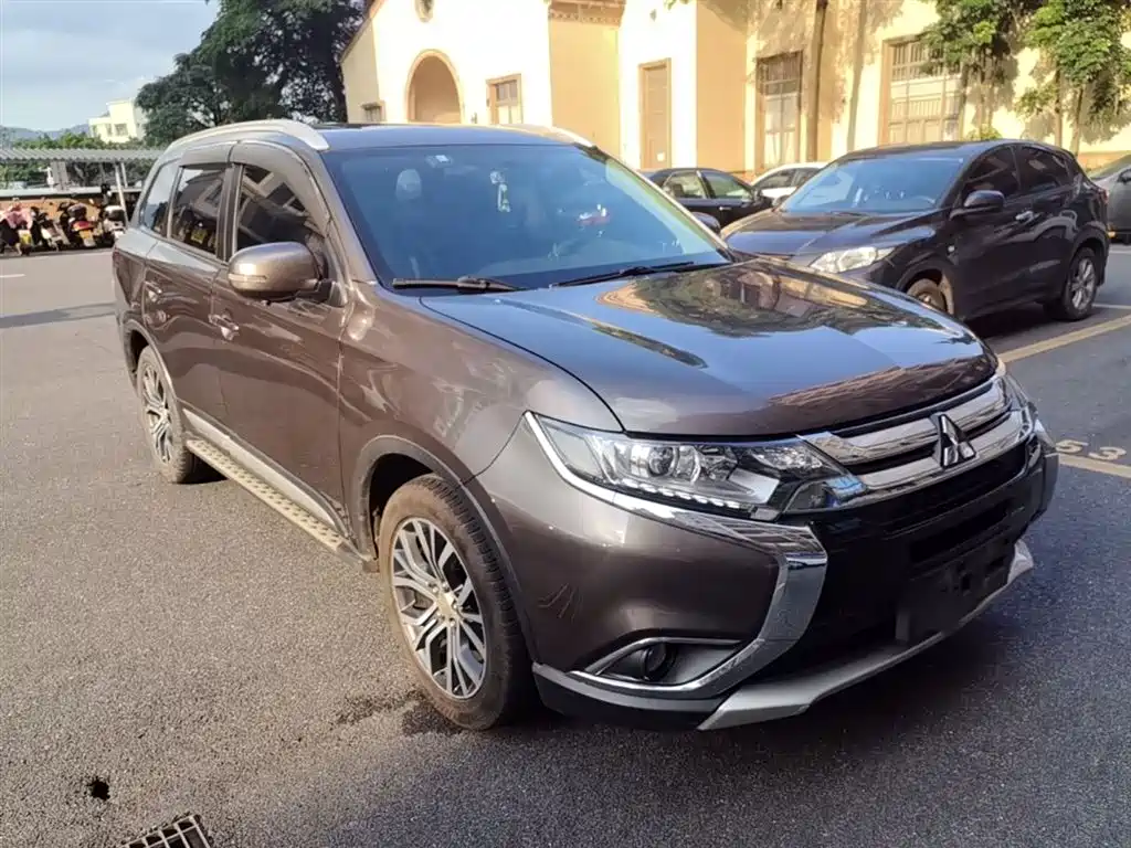 Outlander 2.0 L 2 WD Glory 5-seat