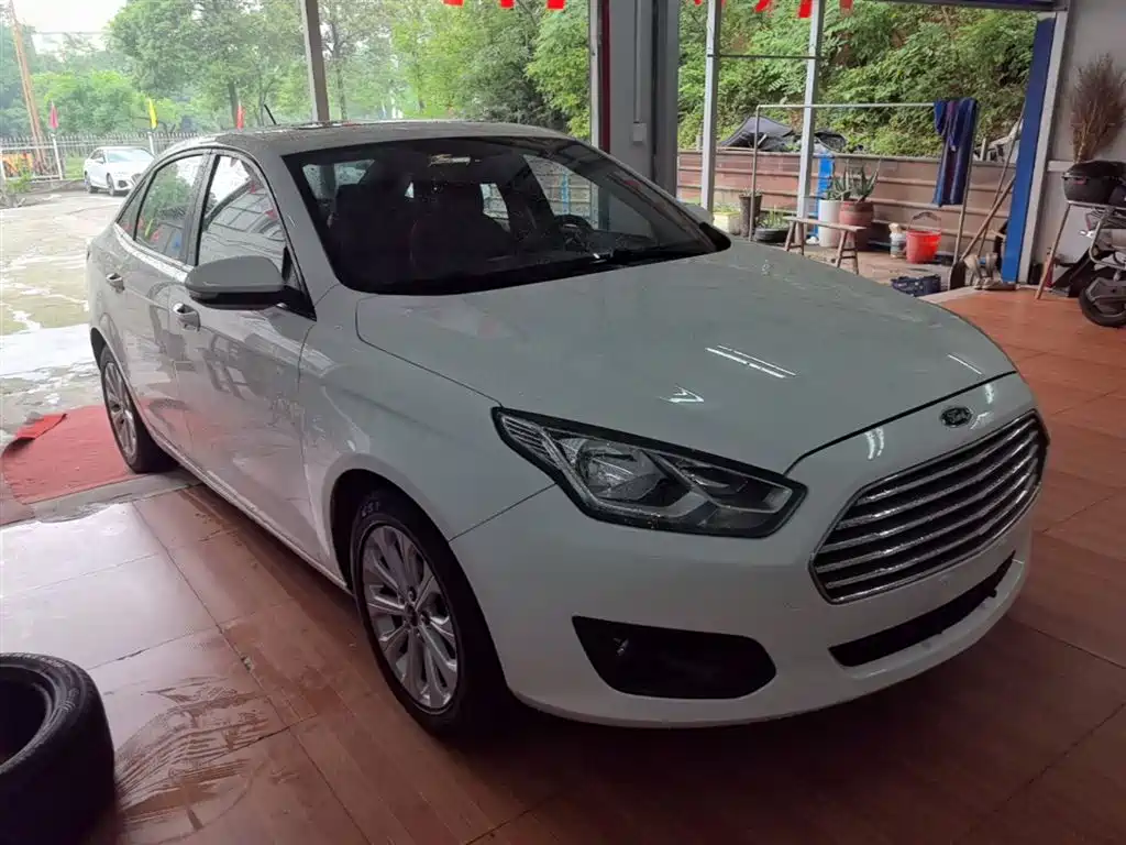 Escort Happy 1.5 L Auto Fashion