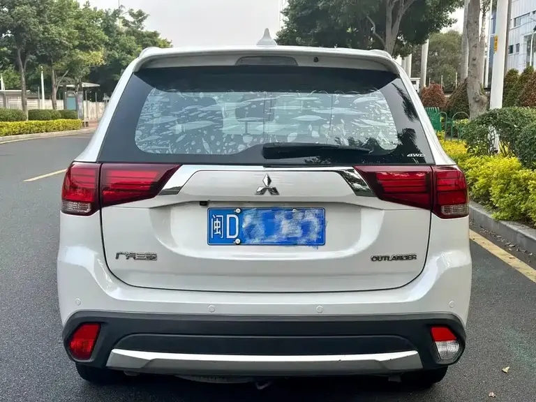 Mitsubishi Outlander 欧蓝德 2016款 2.4 L 四驱尊贵版 7座