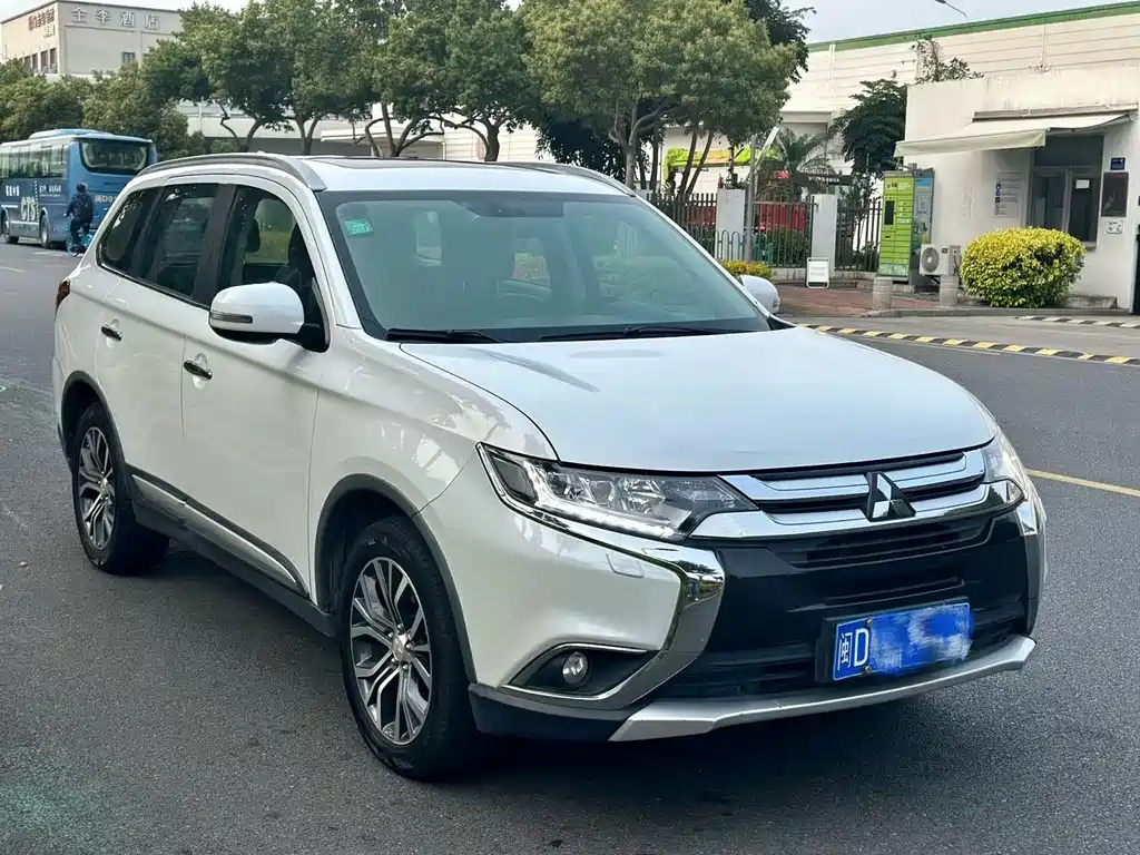 Outlander 欧蓝德 2016款 2.4 L 四驱尊贵版 7座