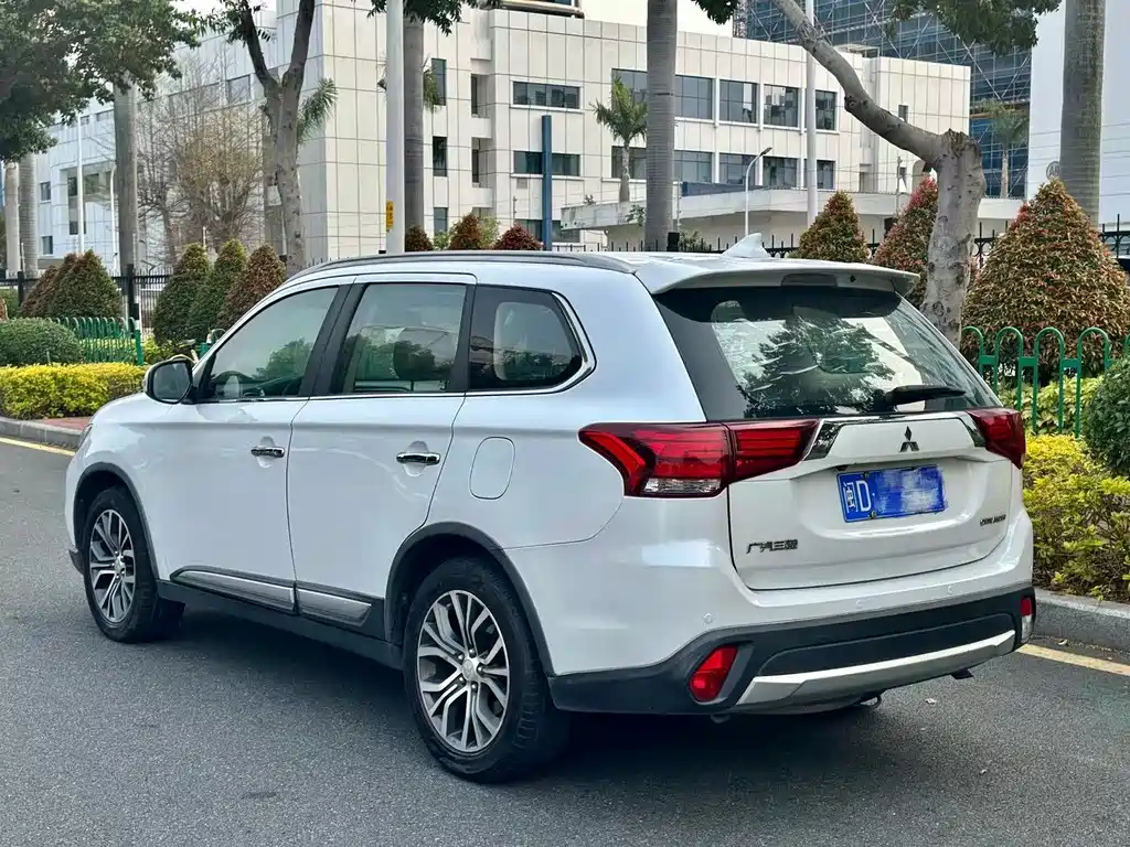 Outlander 欧蓝德 2016款 2.4 L 四驱尊贵版 7座