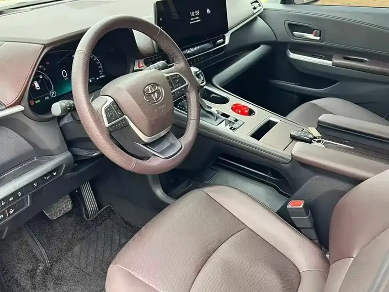 Toyota Granvia 2.5 L Hybrid Distinguished PLUS 4 WD