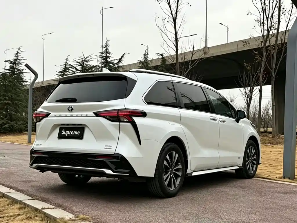 Granvia 2.5 L Hybrid Distinguished PLUS 4 WD