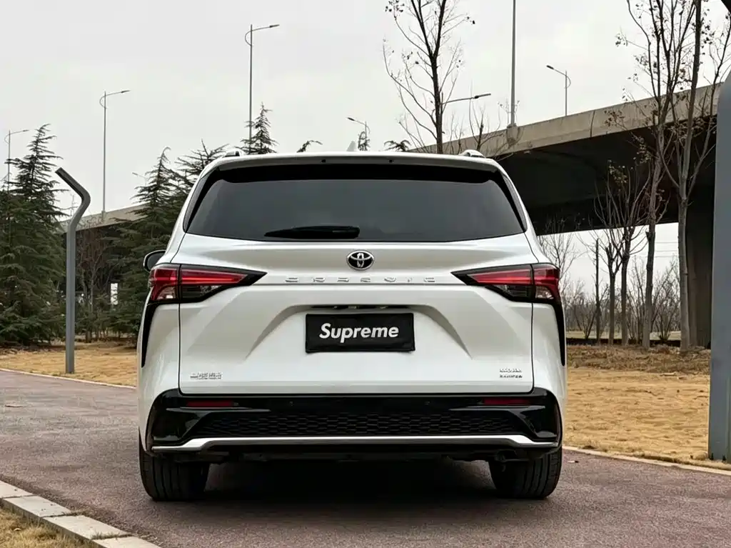 Granvia 2.5 L Hybrid Distinguished PLUS 4 WD