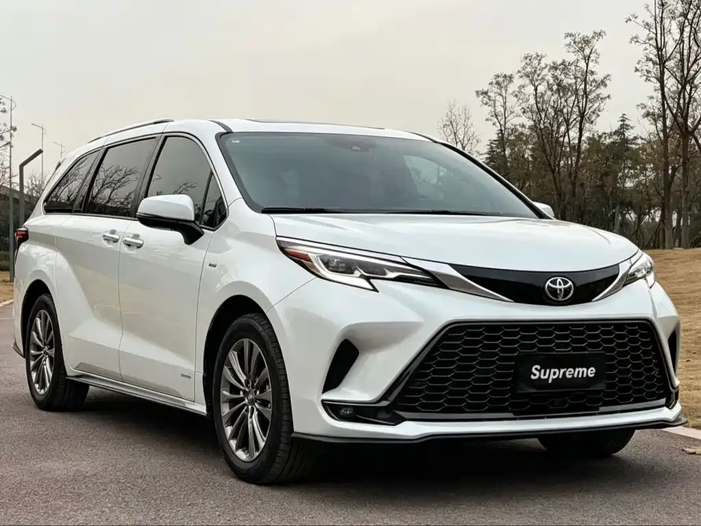 Granvia 2.5 L Hybrid Distinguished PLUS 4 WD