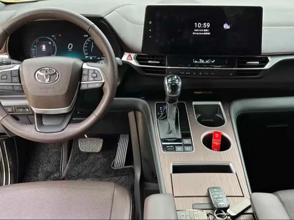 Granvia 2.5 L Hybrid Distinguished PLUS 4 WD