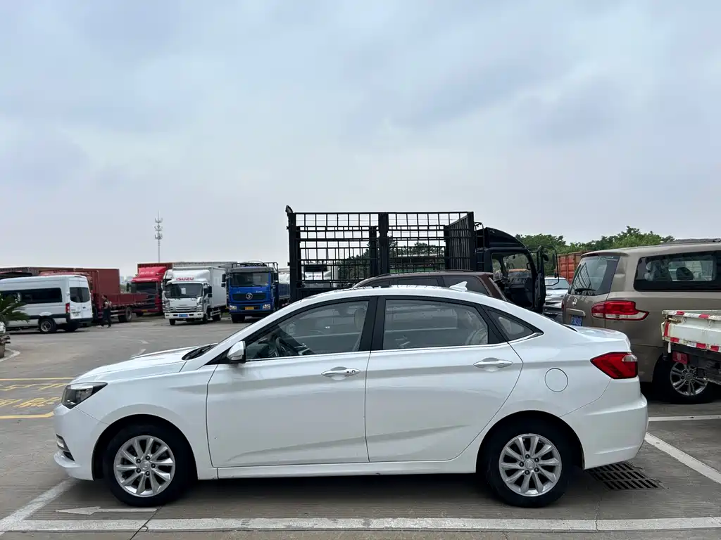 Yuexiang V7 1.6 L Auto Pleasure CN-V