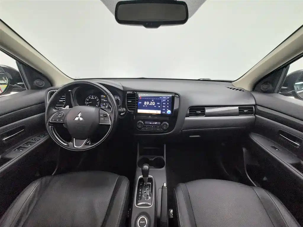 Outlander 2.4 L 4 WD Luxury 7-seat