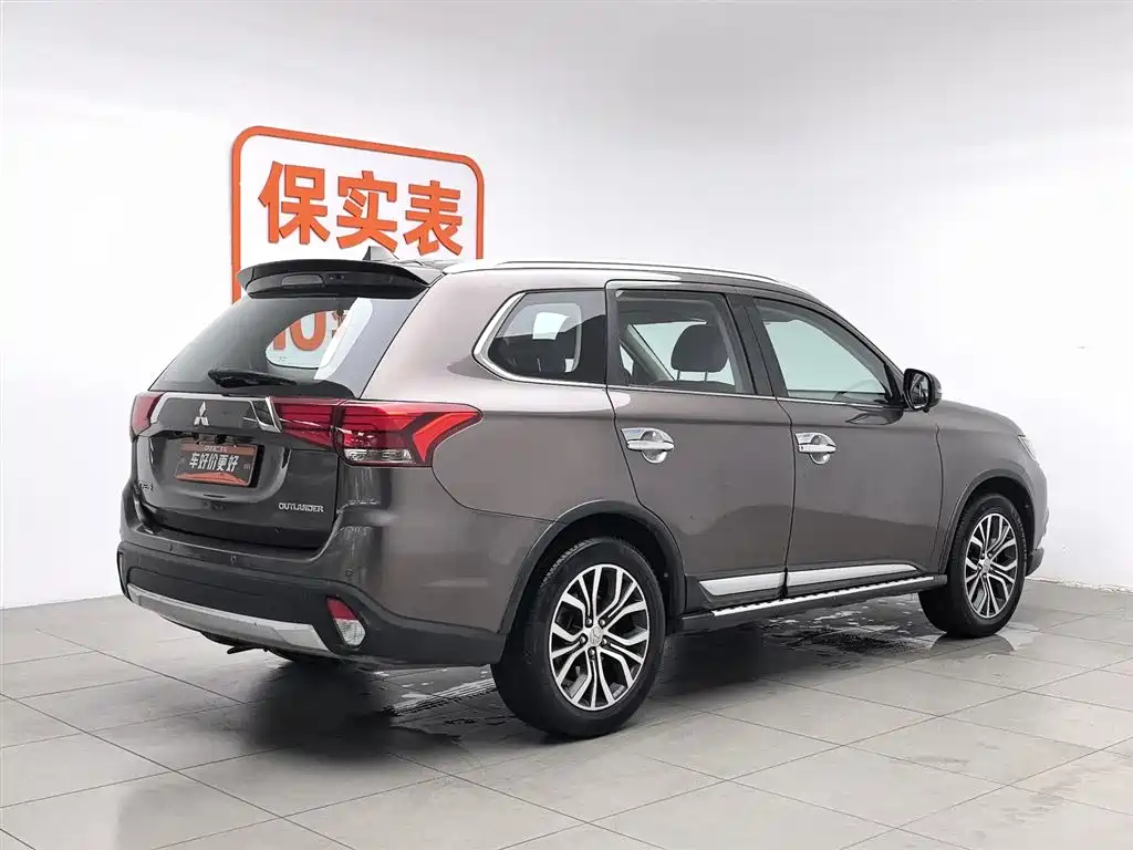 Outlander 2.4 L 4 WD Luxury 7-seat