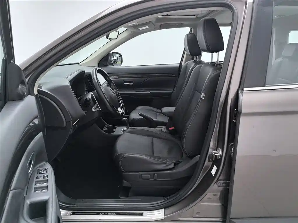 Outlander 2.4 L 4 WD Luxury 7-seat