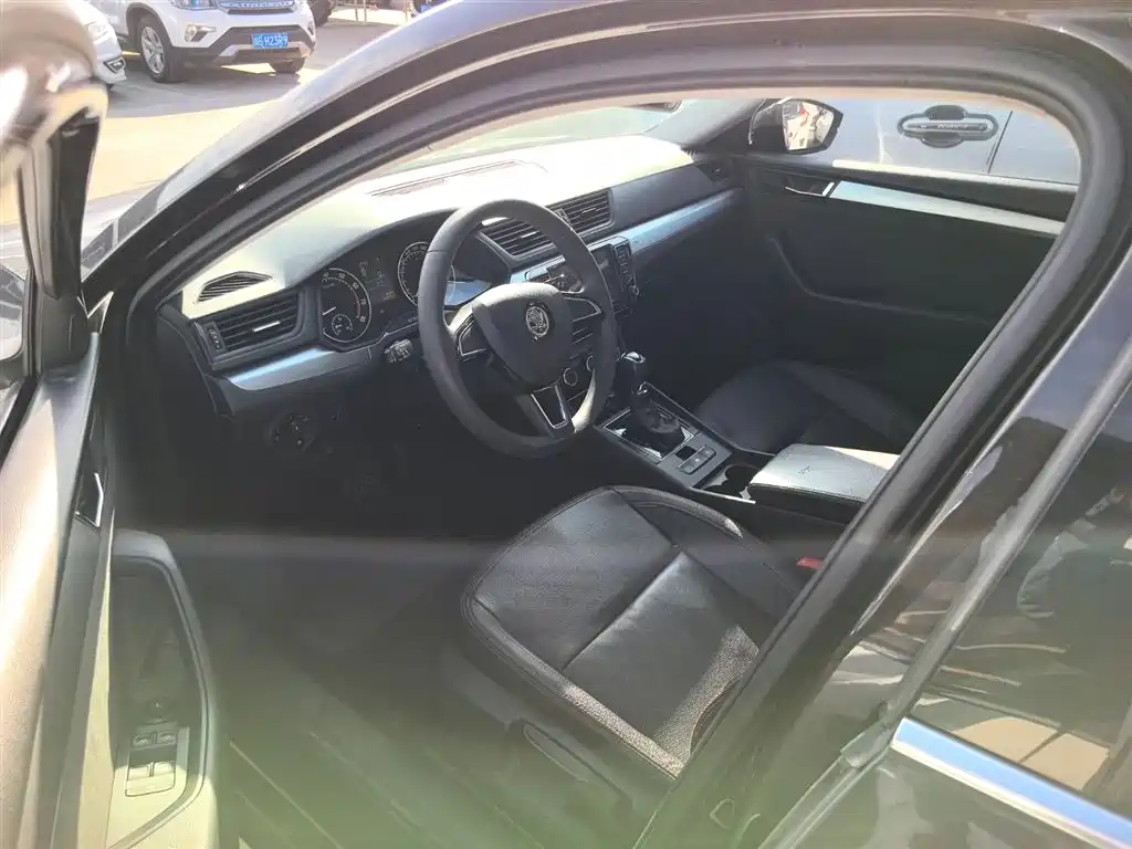 Superb TSI280 DSG Forward