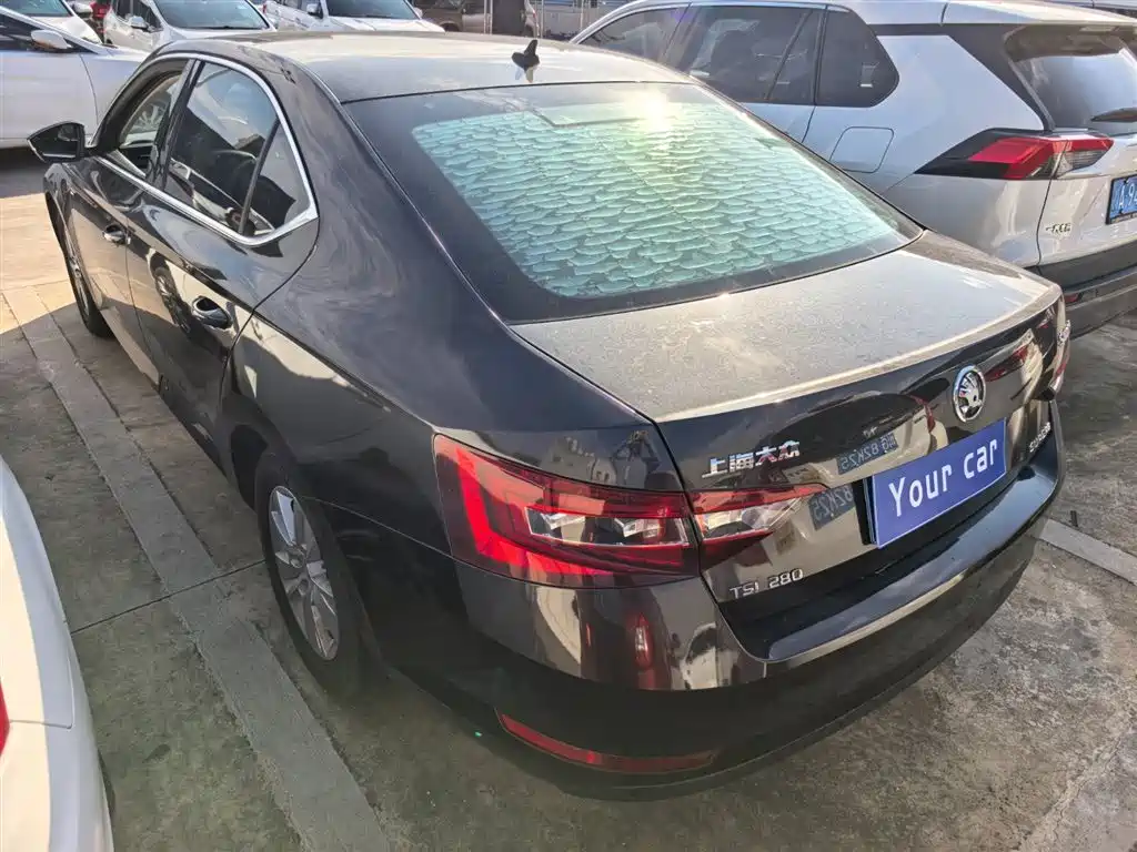 Superb TSI280 DSG Forward
