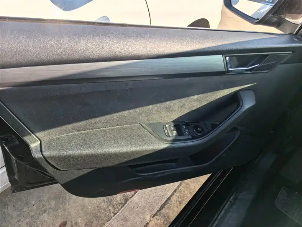 Superb TSI280 DSG Forward