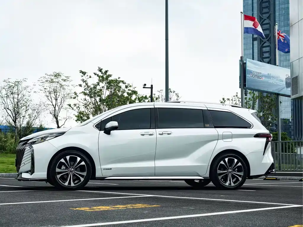 Granvia 2.5 L Hybrid Flagship VIP