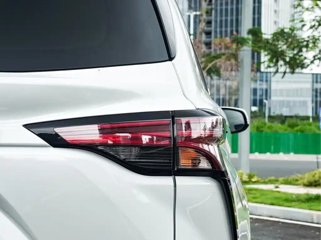 Granvia 2.5 L Hybrid Flagship VIP
