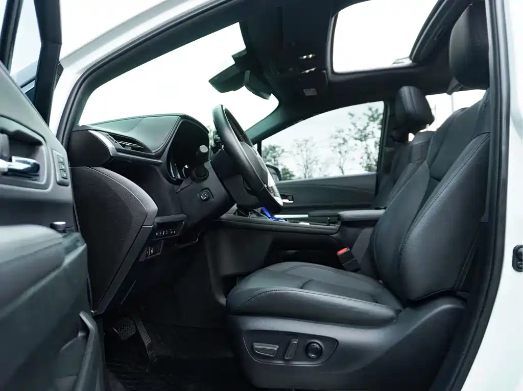 Granvia 2.5 L Hybrid Flagship VIP