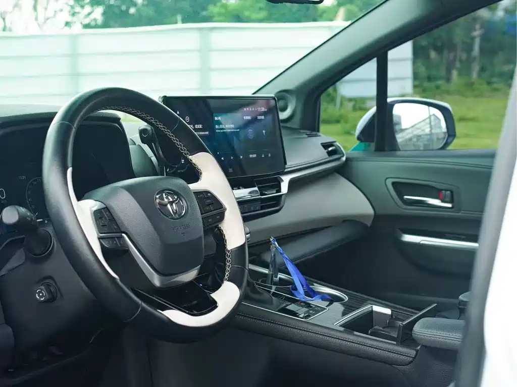 Granvia 2.5 L Hybrid Flagship VIP
