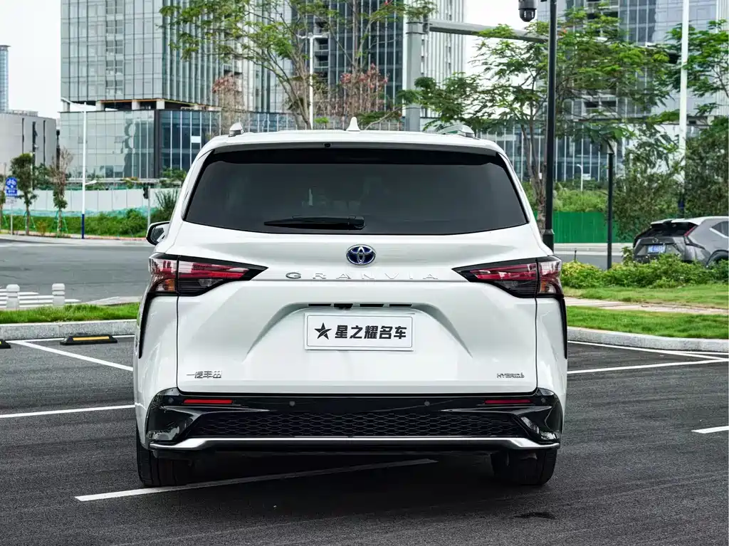 Granvia 2.5 L Hybrid Flagship VIP