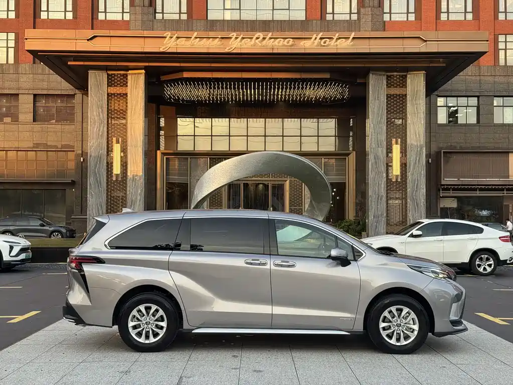Granvia 2.5 L Hybrid Comfort