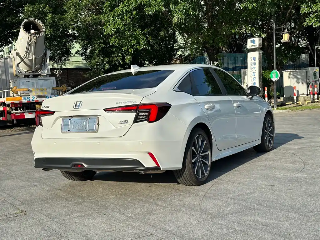 Integra 240 TURBO CVT Luxury
