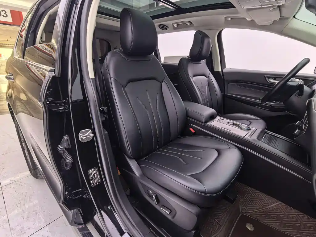 Edge PLUS EcoBoost 245 4 WD Platinum Sharp 7-seat
