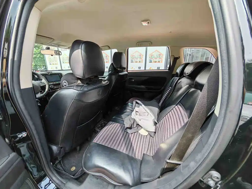 Outlander 2.0 L 2 WD Smooth Travel 5-seat