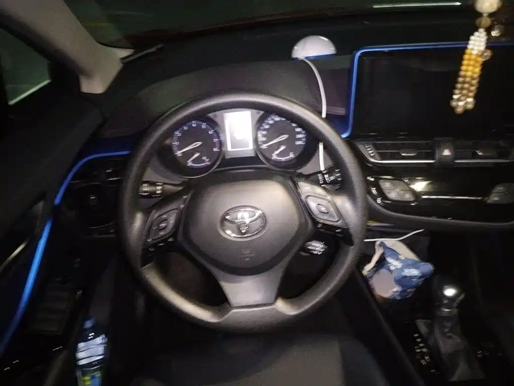 Toyota C-HR 2.0 L Leading