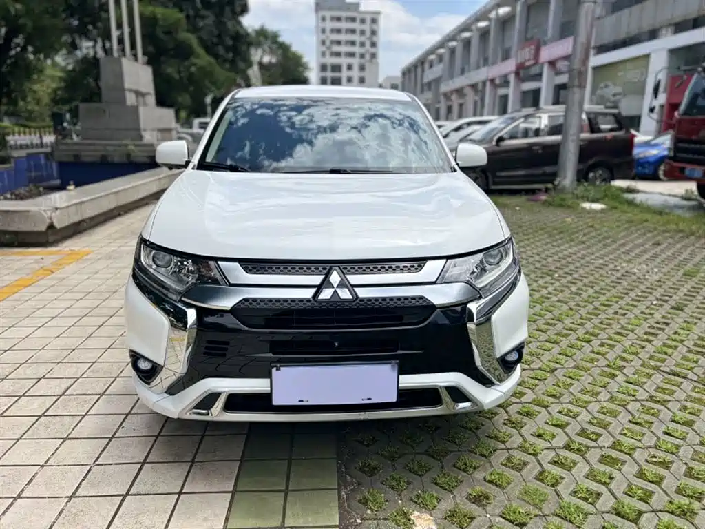 Outlander 2.0 L 2 WD Smooth Travel 5-seat